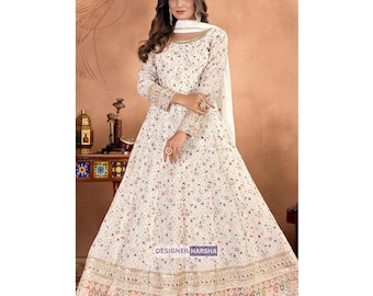 Abiti Anarkali in georgette ricamati con ricami elaborati, perfetti per ricevimenti di nozze indiane.