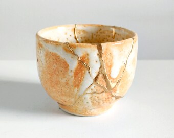 KINTSUGI | Kintsugi Cup, The vintage and broken Japanese pottery repaired with the KINTSUGI technique. #KIN9043