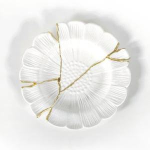 KINTSUGI | Kintsugi Plate, The broken pottery repaired with the KINTSUGI technique. #KIN9103