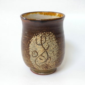 Yunomi Teetasse: 230 ml, 230 ml, mattbraun mit Textur und Garnelen