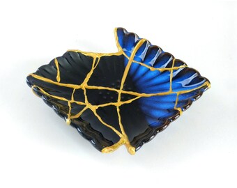 KINTSUGI | Assiette Kintsugi, poterie japonaise ancienne et cassée réparée avec la technique KINTSUGI. #KIN9028