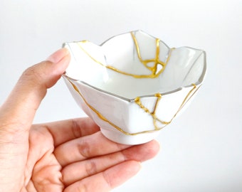 KINTSUGI | Kintsugi Cup, The vintage and broken Japanese pottery repaired with the KINTSUGI technique. #KIN9049