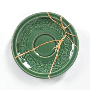 KINTSUGI | Kintsugi Plate, The broken pottery repaired with the KINTSUGI technique. #KIN9101
