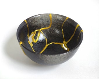 KINTSUGI | Kintsugi Cup, The vintage and broken Japanese pottery repaired with the KINTSUGI technique. #KIN9037