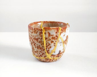 KINTSUGI | Mini Kintsugi Cup, The vintage and broken Japanese pottery repaired with the KINTSUGI technique. #KIN9031