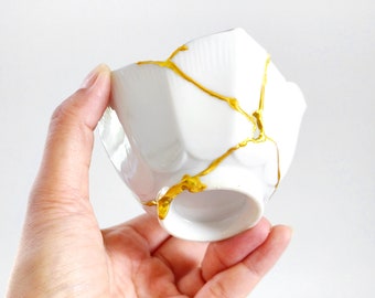 KINTSUGI | Kintsugi Cup, The vintage and broken Japanese pottery repaired with the KINTSUGI technique. #KIN9048