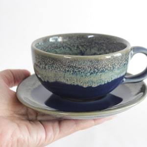 Taza de café con leche de 220 ml (7.4 oz) con platillo, color azul marino, técnica de craquelado, taza de cerámica hecha a mano, taza de té con platillo.