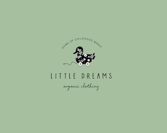 以下が含まれることがあります： 「Little Dreams」という子供服会社の白黒のロゴ。「Home of Childhood Magic. Organic clothing.」というタグライン。ロゴには車輪が付いたおもちゃの鴨が描かれている。