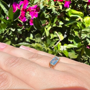 Anillo de talla baguette, topacio azul cielo, piedra natal de diciembre, anillo de plata de ley o bañado en oro