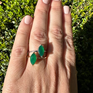 Anillo de marquesa de ónix verde natural, plata de ley y baño de oro