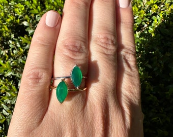 Anillo marquesa de ónix verde natural, plata de ley y vermeil de oro.