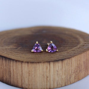 5 mm natürliche Amethyst Edelstein Trillion Post Ohrringe, Februar Birthstone Ohrstecker, Sterling Silber 22k Gold Vermeil