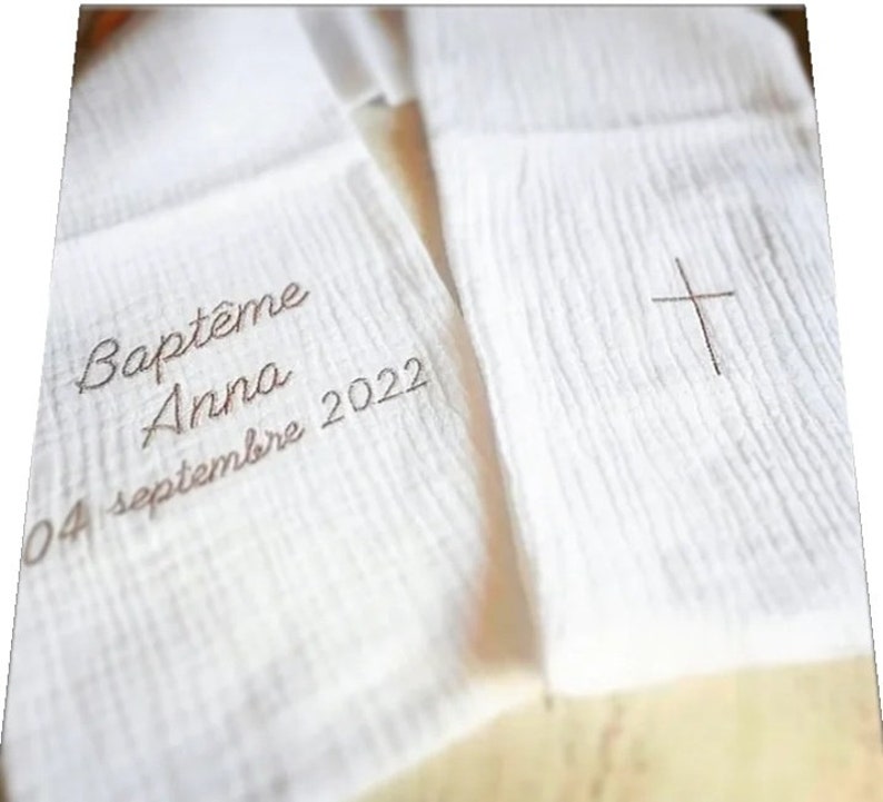 Echarpe de baptême bébé enfant brodée personnalisée prénom petite croix lin double gaze coton blanc image 3