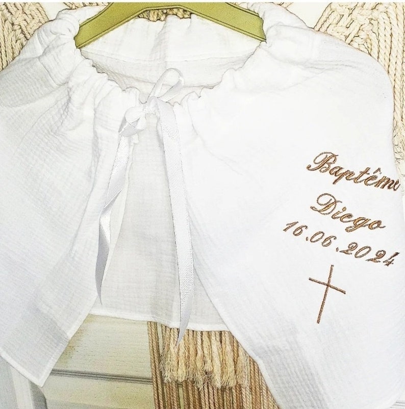 Cape de baptême légère cérémonie estivale bébé enfant brodée personnalisée prénom motif croix double gaze coton blanc image 1