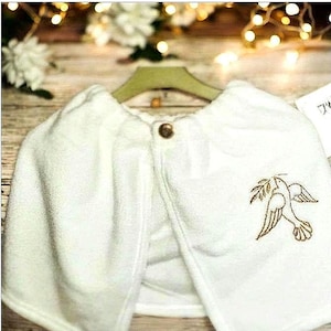 Cape de baptême cérémonie bébé enfant brodée personnalisée prénom motif colombe polaire blanc baptism battessimo batismo tauf