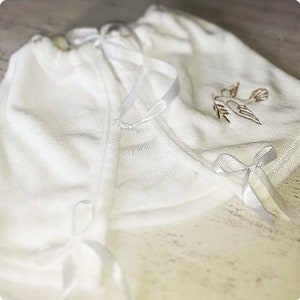 Cape châle de baptême cérémonie bébé enfant brodée personnalisée prénom motif colombe polaire blanc baptism battessimo batismo tauf image 3