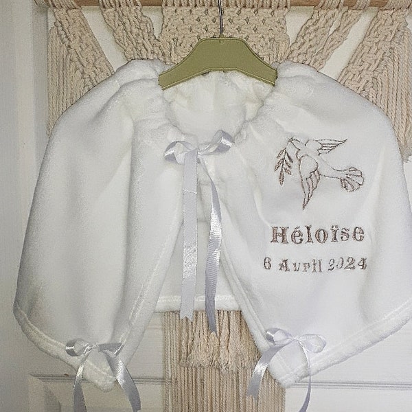 Cape châle de baptême cérémonie bébé enfant brodée personnalisée prénom motif colombe polaire blanc baptism battessimo batismo tauf