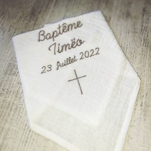 Chale lange de baptême bébé enfant brodé personnalisé prénom croix double gaze cadeau linge blanc de cérémonie religieuse baptism image 2