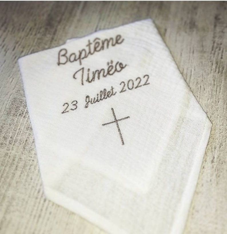 Chale lange de baptême bébé enfant brodé personnalisé prénom croix double gaze cadeau linge blanc de cérémonie religieuse baptism image 2