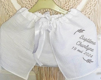 Leichter Taufumhang Sommerzeremonie Baby Kind personalisiert bestickter Vorname Stickerei Zweige Doppelgaze weiße Baumwolle