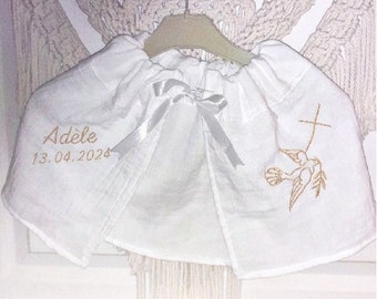 Cape de cérémonie baptême bébé enfant brodé personnalisé prénom double gaze coton blanc dentelle colombe croix prénom linge blanc
