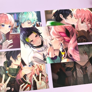 Könnte beinhalten: Eine Sammlung von Kunstdrucken im Anime-Stil mit verschiedenen Charakteren in romantischen und intimen Posen. Die Illustrationen zeigen eine Reihe von Frisuren und Kleidung, mit sanften Farbpaletten und detaillierten Gesichtsausdrücken. Die Drucke sind auf einer hellvioletten Oberfläche angeordnet.