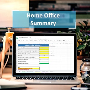 Könnte beinhalten: Ein Screenshot einer Google Sheet-Tabelle mit dem Titel "Home Office Deduction" und einem Tab mit der Bezeichnung "Home Office Summary". Die Tabelle enthält Felder für den Firmennamen, die ausschließlich für das Geschäft genutzte Fläche, die insgesamt für das Geschäft genutzte Fläche im Home Office, die Gesamtkosten, die zugewiesene Abschreibung und die Gesamtabzugsbeträge für das Home Office. Die Tabelle enthält auch einen Abschnitt für Steuererklärungen.