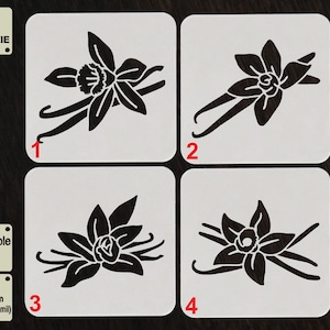 以下が含まれることがあります： 黒いバニラの花のデザインが施された、4つの白い正方形のステンシル。各ステンシルには、花とバニラビーンズの異なる配置があります。ステンシルには1、2、3、4とラベルが付けられています。「TOOL FOR COOKIE」と「Reusable Stencil」の文字も表示されています。