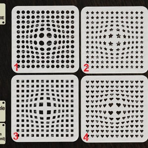 Pode incluir: Quatro stencils quadrados para biscoitos brancos com diferentes desenhos. Os stencils são etiquetados de 1 a 4. O stencil 1 tem um padrão de círculos, o stencil 2 tem um padrão de estrelas, o stencil 3 tem um padrão de quadrados e o stencil 4 tem um padrão de corações. Os stencils são feitos de APET, que tem 1000 micrômetros de espessura (1 mm/40 mil). Os stencils são reutilizáveis.