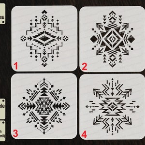 Peut inclure: Ensemble de quatre pochoirs réutilisables présentant des motifs géométriques. Les pochoirs sont en plastique APET de 1 mm d'épaisseur et sont parfaits pour décorer les biscuits, les gâteaux et autres objets artisanaux.