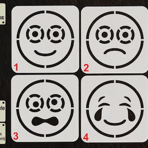Pode incluir: Um conjunto de quatro estênceis quadrados brancos com rostos de emoji e olhos circulares. O estêncil 1 mostra um rosto sorridente, 2 um triste, 3 um chocado e 4 um rindo com lágrimas. Texto: Tool For Cookie, Reusable Stencil, 1000 micron (1 mm / 40 mil).