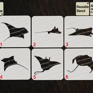 Puede incluir: Seis plantillas en blanco y negro de mantarrayas, numeradas del 1 al 6. Las plantillas están hechas de plástico APET de 1000 micras y son reutilizables.
