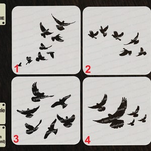 Könnte beinhalten: Vier wiederverwendbare Schablonen zum Dekorieren von Keksen mit einem Vogelschwarm-Design. Die Schablonen bestehen aus 1000 Mikron APET-Kunststoff, der 1 mm dick ist. Die Schablonen sind von 1 bis 4 nummeriert.