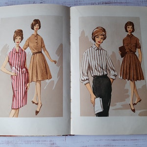 Op de afbeelding: Een open boek met vintage mode-illustraties van vier figuren in verschillende outfits, waaronder een rood-wit gestreepte jurk, een beige jurk, een grijs-wit gestreept overhemd met een donkere rok en een bruine jurk met een kraag.