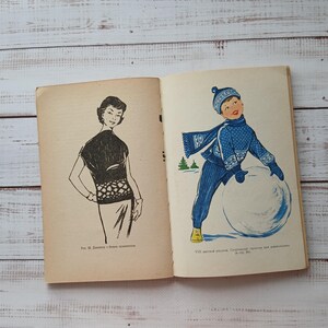 Könnte beinhalten: Ein aufgeschlagenes altes Buch mit zwei illustrierten Seiten. Die linke Seite zeigt eine schwarz-weiße Strichzeichnung einer Person in einem kurzärmeligen Oberteil. Die rechte Seite zeigt eine farbige Illustration eines Winteroutfits.