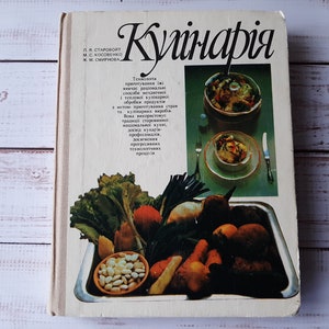 Vintage kookboek met veel recepten uit de traditionele Oekraïense keuken