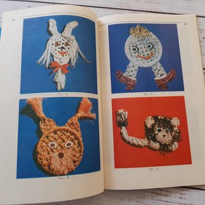 Könnte beinhalten: Ein aufgeschlagenes Buch mit vier verschiedenen Häkelanleitungen für Tiere auf den Seiten 14 und 15. Die Abbildungen zeigen einen weißen Hasen, eine runde Figur mit Beinen, ein orangefarbenes Katzengesicht und einen braunen Löwen, beschriftet mit Mal. 28, 29, 30, 31.
