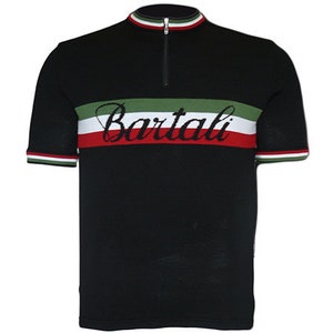 Puede incluir: Maillot de ciclismo negro con cremallera corta y el nombre "Bartali" en el pecho. El maillot presenta rayas verdes, blancas y rojas, con ribetes a juego en el cuello y las mangas. Un diseño clásico de ropa de ciclismo.