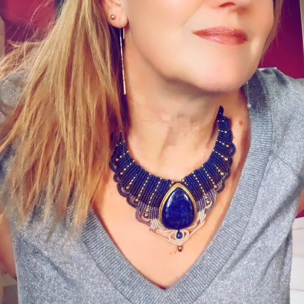 Collier plastron en macramé pierre Lapis Lazuli