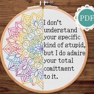 Może przedstawiać: Wzór na haft krzyżykowy z kolorowym motywem mandali i tekstem "Nie rozumiem twojego specyficznego rodzaju głupoty, ale podziwiam twoje całkowite zaangażowanie w to."
