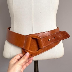 Vintage 1980s Banana Republic golden tan English saddle hide leather belt. Banana Republic | Accessories | Vintage 98s Banana Republic  main image 4