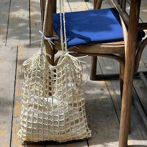 Hand-Knitted Raffia Tote Bag: Woven Straw Handbag with Purse