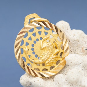 18 karat solid gold Vintage zodiac charm - Scorpio charm in 18 ct yellow gold - star sign medal - perfect gift - Italian Scorpio medallion