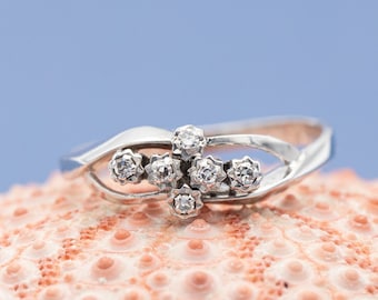 Minimal diamond ring - 18 K white gold - Single cut diamond ring 0,06ct - Vintage engagement ring - Solid gold ring - little flowers