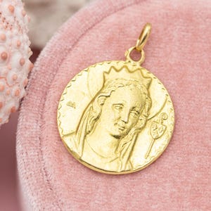 18k solid yellow gold medallion - French Saint pendant - 5,6 grams - rare catholic charm - large Religious medal - Woman with crown