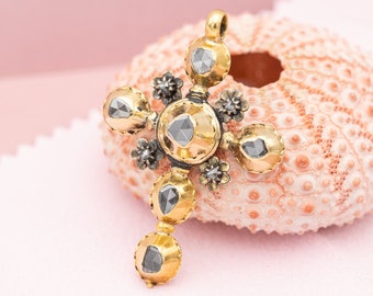 18K Marvelous antique Flemish cross - rare Georgian rose cut diamond cross - 1714-1830 - Catholic jewelry - Solid gold & authentic diamonds