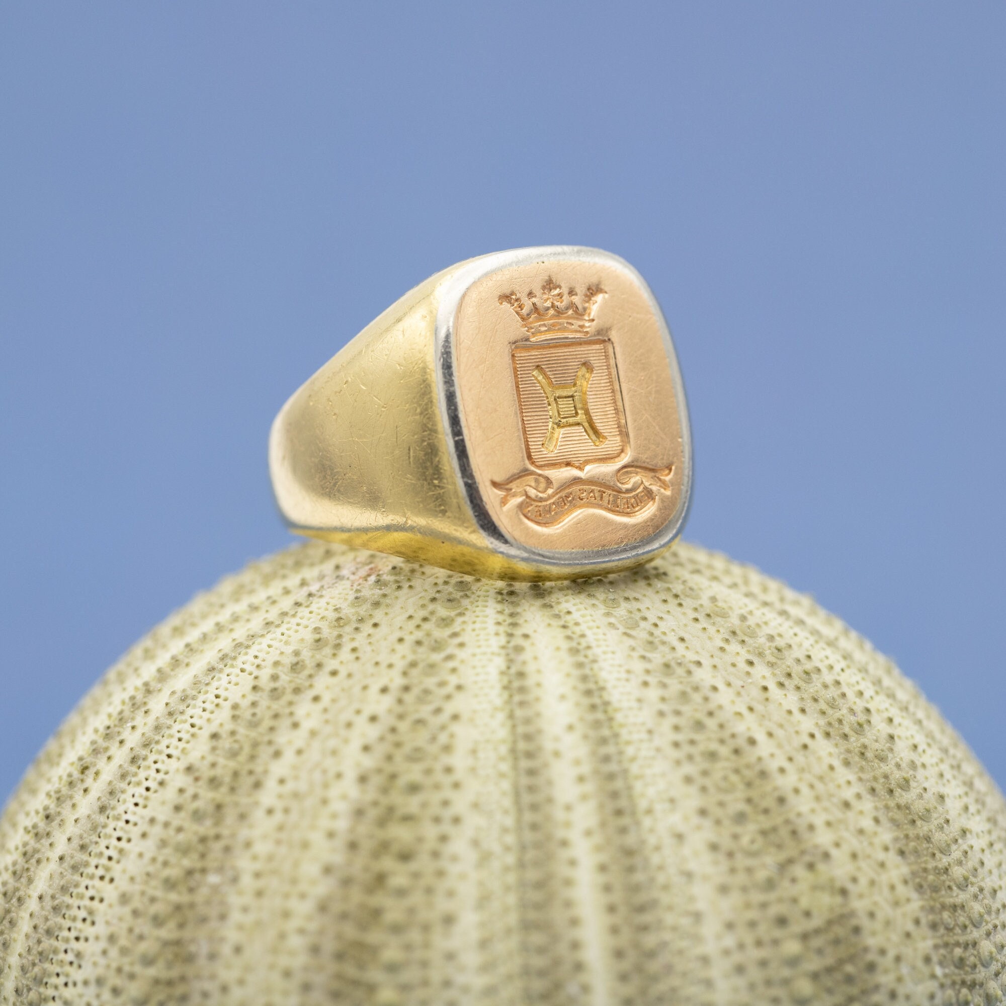 18 ct large heavy signet ring - Intaglio ring - 18 K solid gold gentleman ring - patina estate ring - Fidelitas mea lex - 18grams