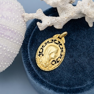 Virgen María en oro amarillo macizo francés de 18 quilates - Colgante católico antiguo - Charm religioso - Santísima Madre - Grabado inicial R J - 13 de mayo de 1951