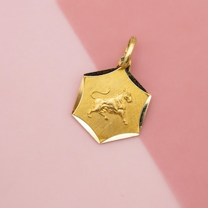 18k Vintage zodiac charm pendant - 1960&#39;s Italian Taurus charm - solid yellow gold - star sign pendant - perfect gift - Gold taurus pendant