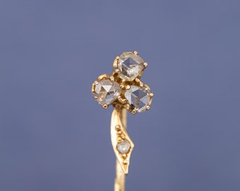 Broche antiguo de oro de 18 quilates con diamantes talla rosa en forma de trébol de tres hojas.